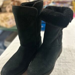 UGG Women’s Amie Boots Size 9 Black Genuine Sheepskin Sz 9